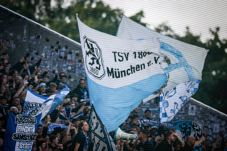 Fahnen von 1860 München werden geschwenkt. (Symbolbild) — © Christoph Reichwein/dpa