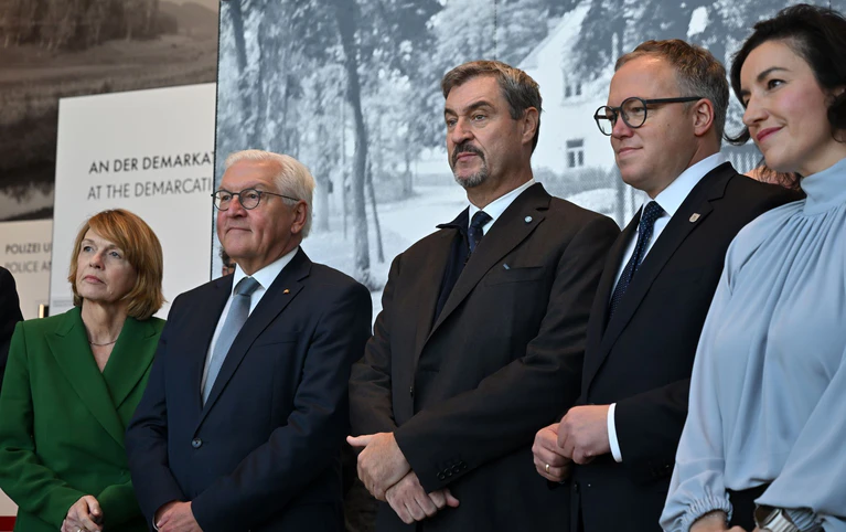 Bundespräsident Steinmeier (2. von links) und andere Politikerinnen und Politiker besichtigen das erweiterte Museum Mödlareuth. — © Martin Schutt/dpa