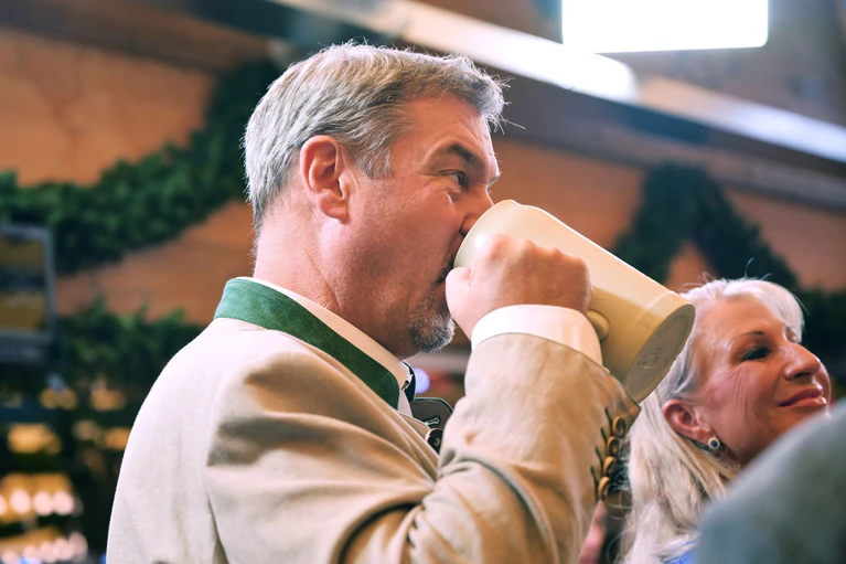 Na dann prost: Markus Söder hat zum Oktoberfest einen Wiesn-Hit eingesungen. (Archivbild) — © Peter Kneffel/dpa