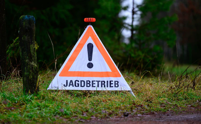Eine illegale Falle hat bei der Jagd einen Hund verletzt. (Symbolbild) — © Philipp Schulze/dpa