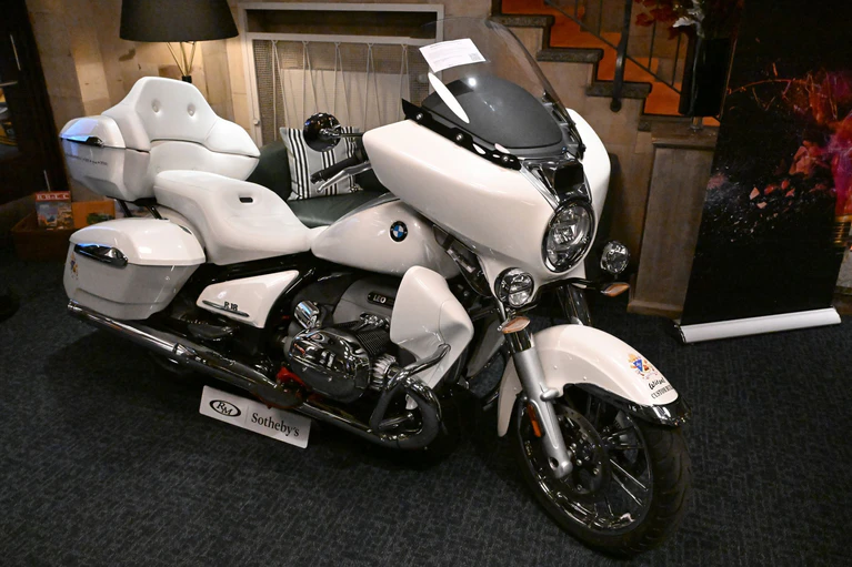 Papst Leo XIV. hatte das Motorrad im September in Rom in Empfang genommen. (Archivbild) — © Felix Hörhager/dpa
