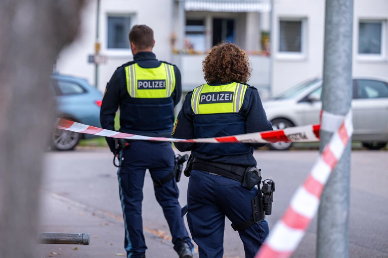 Ein Mann soll die Polizei attackiert haben.  — © Armin Weigel/dpa