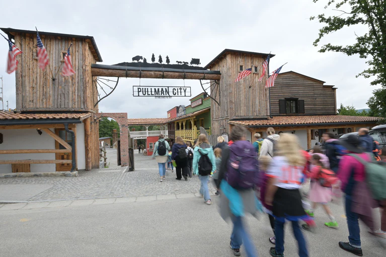 Western-Fans zieht es nach Pullman City in Niederbayern. (Archivbild) — © Peter Kneffel/dpa