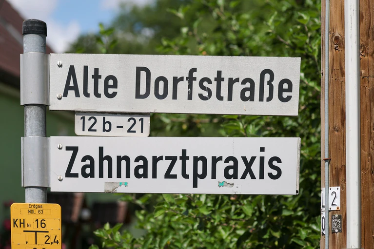Im ländlichen Raum ist die medizinische Versorgung kein Selbstläufer - mit der Landarztprämie versucht die Staatsregierung Mediziner davon zu überzeugen, sich auch außerhalb beliebter Ballungszentren mit einer Praxis niederzulassen. (Symbolbild) — © Jan Woitas/dpa