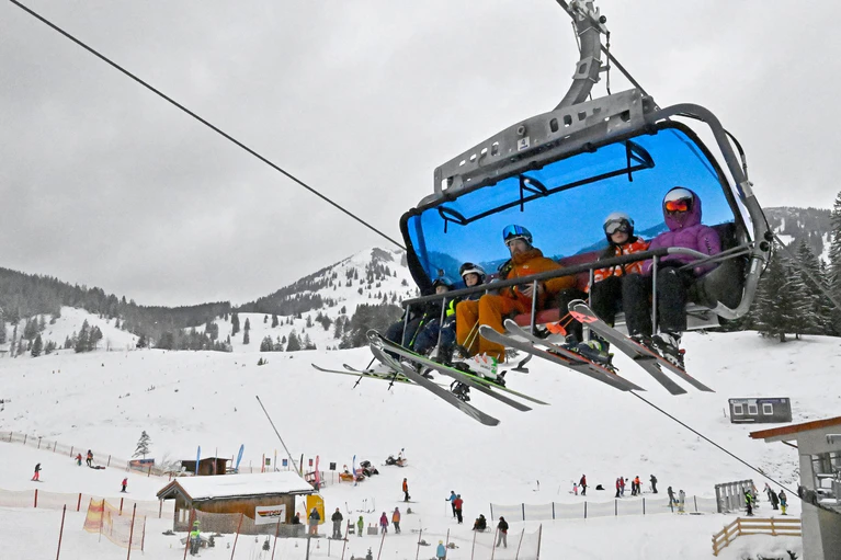 Inzwischen sind zahlreiche Skigebiete in Bayern zumindest teilweise in Betrieb.  — © Uwe Lein/dpa