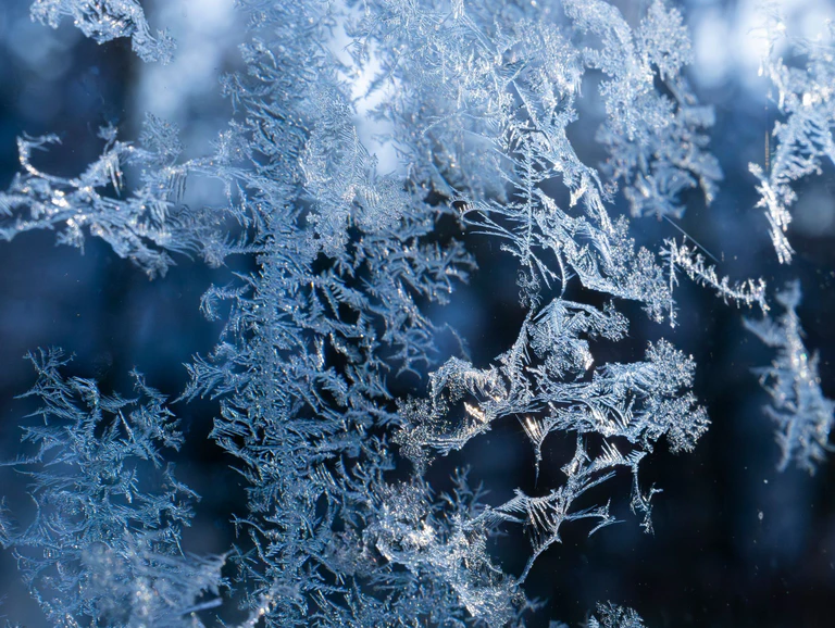 Auch die nächsten Tage muss in Bayern teils mit strengem Frost gerechnet werden. (Archivbild) — © Peter Kneffel/dpa