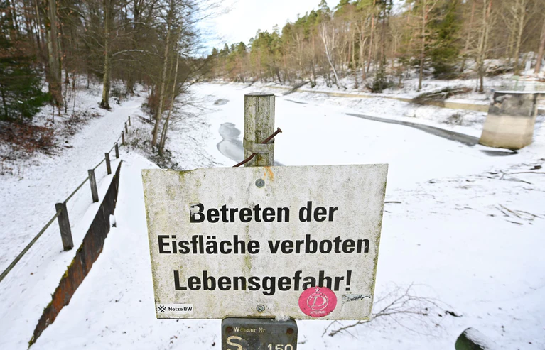 Es muss lange ziemlich kalt sein - und selbst dann ist nicht jedes Gewässer sicher (Symbolbild). — © Bernd Weißbrod/dpa