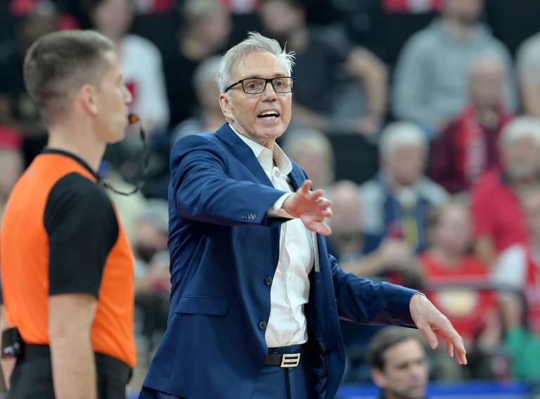 Bayern-Coach Gordon Herbert gestikuliert am Spielfeldrand. — © Peter Kneffel/dpa