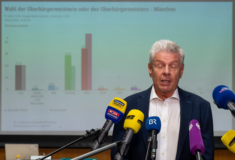 Am Abend der Kommunalwahl sprach Dieter Reiter von einem enttäuschenden Ergebnis - nun zog er Konsequenzen. Ob das reicht, ist sich aber etwa Politikwissenschaftlerin Ursula Münch nicht sicher. (Archivbild)  — © Peter Kneffel/dpa