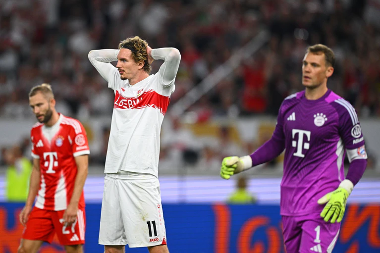 Nick Woltemade scheiterte in Hälfte eins an Manuel Neuer (r). — © Tom Weller/dpa