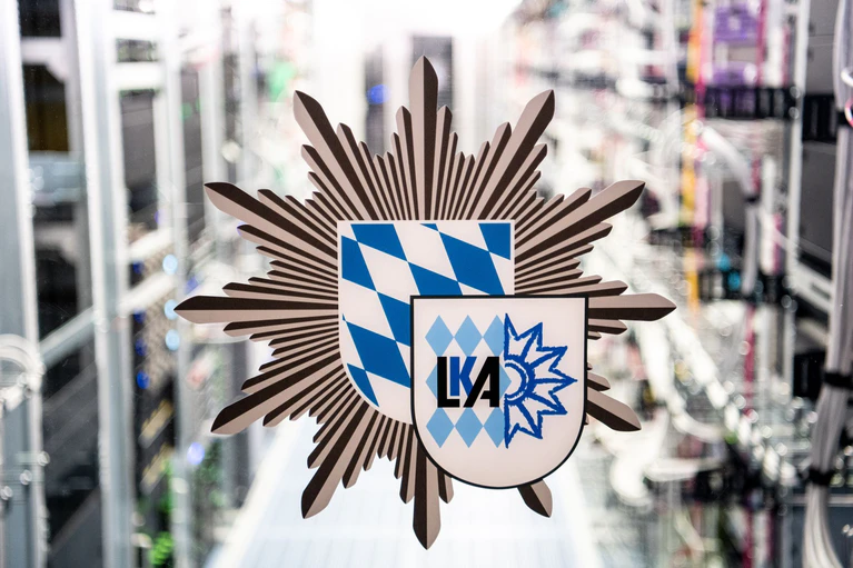 Mehr Straftaten von rechts und von links meldet das bayerische Landeskriminalamt. (Symbolbild) — © Matthias Balk/dpa