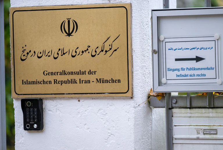 Das iranische Generalkonsulat in München wird auch geschlossen. — © Peter Kneffel/dpa