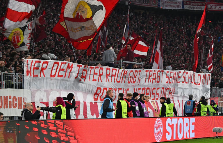 Bayern-Fans entrollten beim Duell gegen Dortmund ein Transparent gegen Ex-Profi Jérôme Boateng. — © Sven Hoppe/dpa
