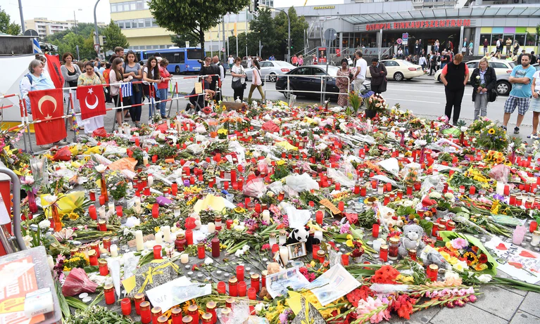 Neun Menschen wurden bei dem rassistischen Anschlag ermordet. — © picture alliance / dpa