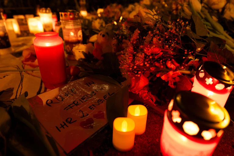 «Ruhe in Frieden, ihr 2 Engel» hatte jemand im Gedenken an die Opfer geschrieben. (Archivbild) — © Pia Bayer/dpa