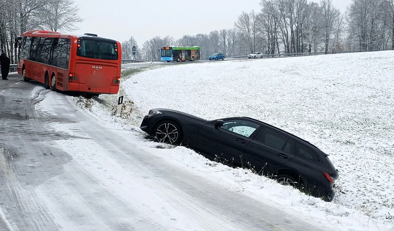Bei Passau kamen ein Bus und ein Auto bei Glätte von der Fahrbahn ab. — © Riedl/zema-medien/dpa