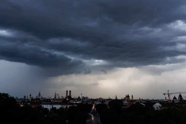 Auf viel Regen müssen sich Menschen im Land weiterhin einstellen. — © Matthias Balk/dpa