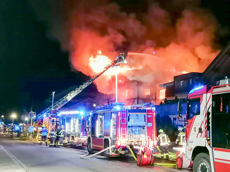 Das Mitarbeiterhaus des Hotels brannte am Samstag lichterloh.  — © Franz Liss/EinsatzReport24/dpa