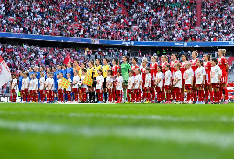Große Kulisse: Mehr Fans hatte noch kein Vereinsspiel zweier Frauen-Teams in Deutschland. — © Sven Hoppe/dpa