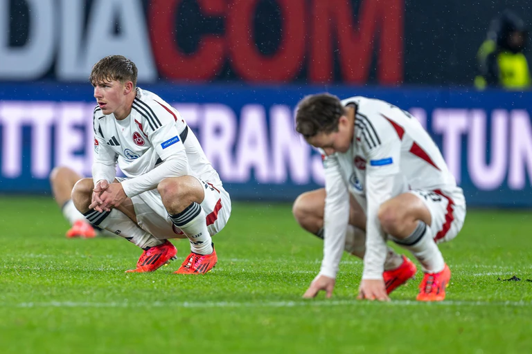 Frust nach Abpfiff: Finn Jeltsch (l) und Caspar Jander nach der Niederlage in Paderborn. — © David Inderlied/dpa