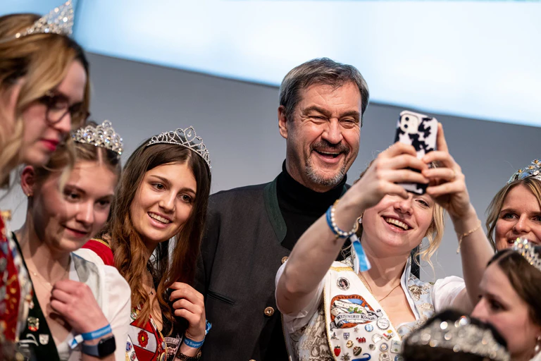 Ein Selfie hier, ein Selfie da: Für CSU-Chef Markus Söder sind Posts in sozialen Netzwerken mehr als Unterhaltung. (Archivbild)  — © Fabian Sommer/dpa