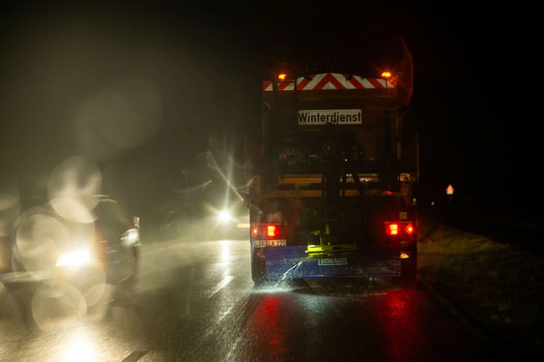 In den kommenden Tagen fällt in Bayern zwar überwiegend Regen, doch glatt werden kann es weiterhin. — © Pia Bayer/dpa