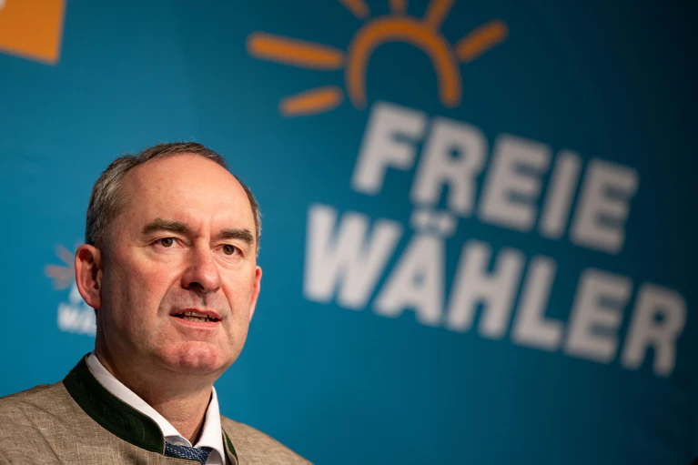 Bayerns Wirtschaftsminister Hubert Aiwanger (Freie Wähler) will eine Enthaltung Bayerns im Bundesrat durchsetzen, wenn es um die 1.000-Euro-Entlastungsprämie aufgrund hoher Energiekosten geht (Archivbild).  — © Lennart Preiss/dpa