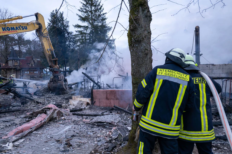Feuerwehrleute bekämpfen stundenlang die Flammen. — © Pia Bayer/dpa