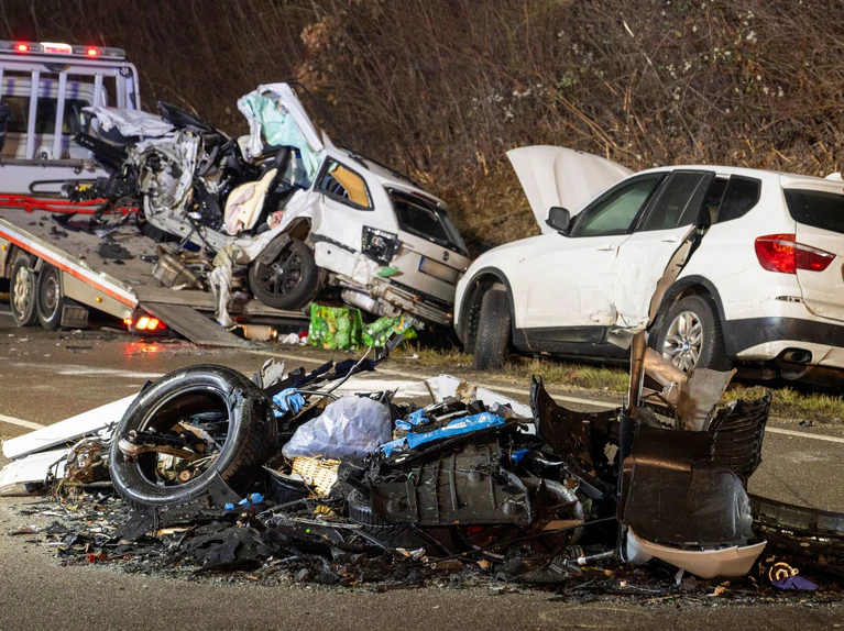 Schwerer Unfall mit mehreren Fahrzeugen in Mittelfranken. (Archivbild) — © Stefan Puchner/dpa