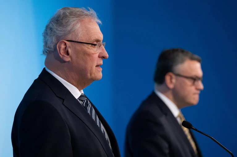 Joachim Herrmann (links) und Florian Herrmann nehmen nach der Kabinettssitzung an einer Pressekonferenz teil. — © Sven Hoppe/dpa