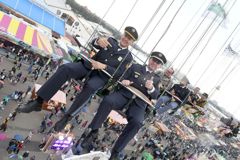 Die Polizei ist mit der «Wiesnwache» und zahlreichen Einsatzkräften auf dem Oktoberfest präsent. (Symbolbild) — © Felix Hörhager/dpa