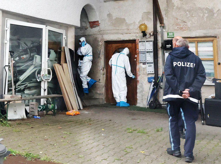 Die Spurensicherung fand abgetrennte Leichenteile in dem Haus. — © Christine Vincon/dpa