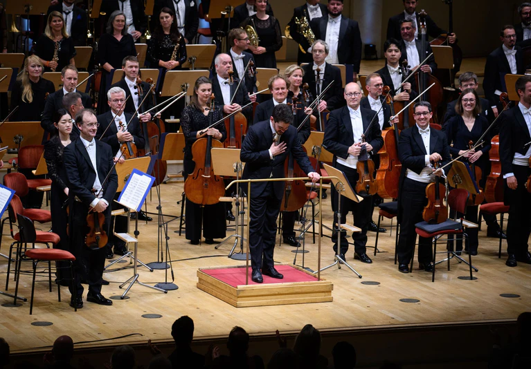 Shani und die Münchner Philharmoniker bekamen beim Musikfest Berlin Standing Ovations. — © Bernd von Jutrczenka/dpa