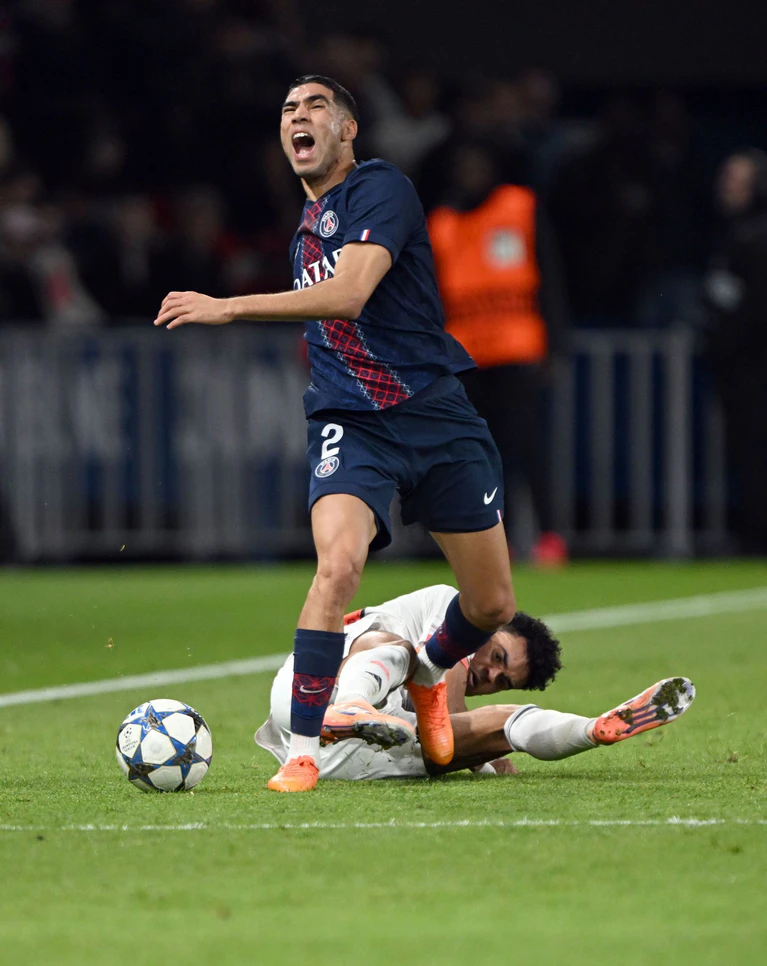 Die folgenschwere Szene: Bayerns Luis Díaz (unten) foult Achraf Hakimi bei seiner Grätsche.  — © Federico Gambarini/dpa