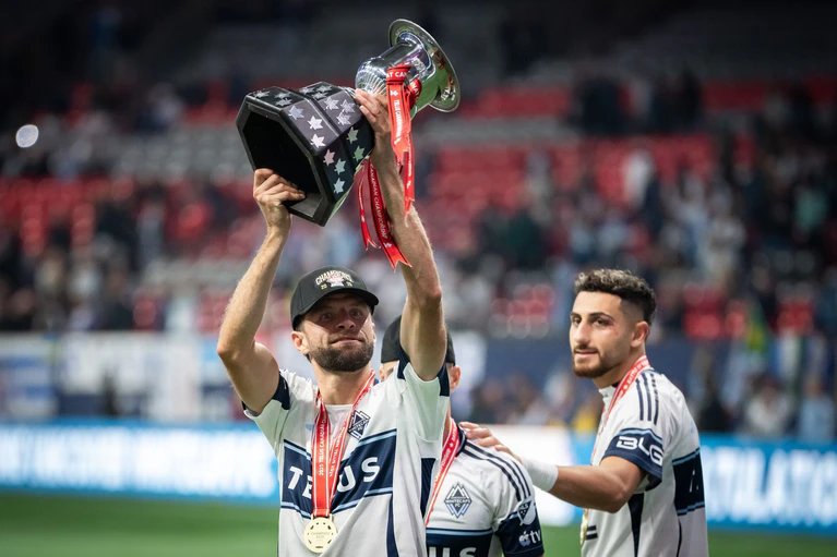 Thomas Müller (l) gewann mit den Vancouver Whitecaps die kanadische Meisterschaft. — © ETHAN CAIRNS/The Canadian Press/AP/dpa