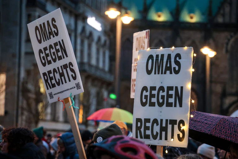 Die Initiative Omas gegen Rechts wird gleich in zwei Bundesländern geehrt - gemeinsam mit einem Musikprojekt in Dresden. (Archivbild) — © Focke Strangmann/dpa