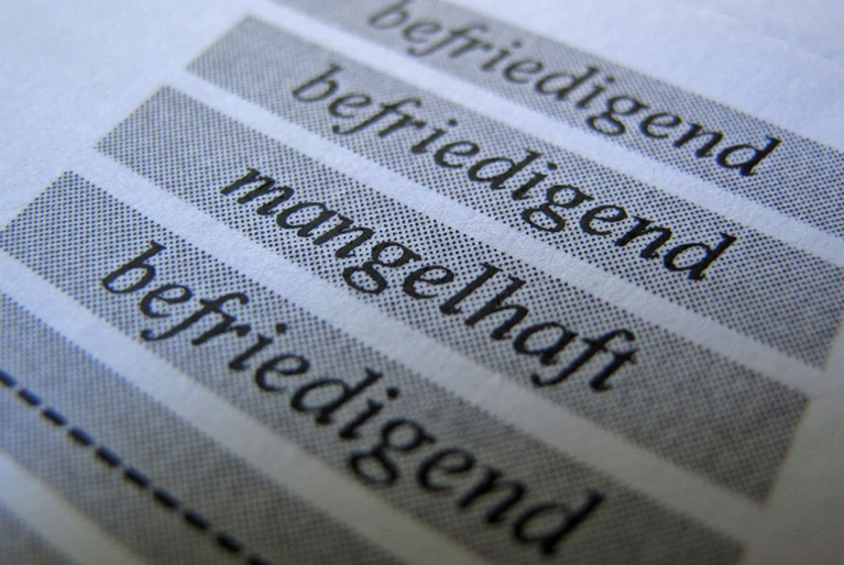 Bei schlechten Noten kann man sich beim «Zeugnistelefon» Hilfe holen. (Symbolbild) — © Ina Fassbender/dpa