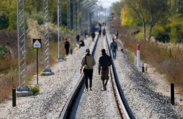 Die Staatsanwaltschaft Traunstein hat gegen eine Schleuserbande ermittelt. (Symbolbild) — © Darko Vojinovic/AP/dpa