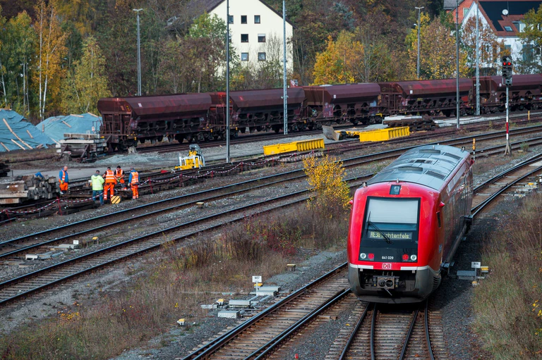 Nordbayern wartet auf die Elektrifizierung der Franken-Sachsen-Magistrale. (Archivbild) — © Daniel Vogl/dpa