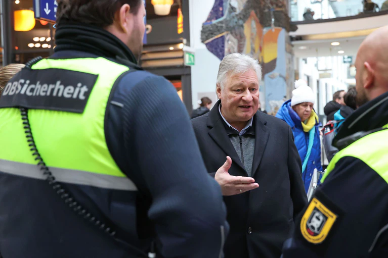 Martin Burkert nahm am Nürnberger Bahnhof an der Schweigeminute für den getöteten Zugbegleiter teil.  — © Daniel Löb/dpa