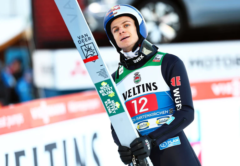 Andreas Wellinger hat mit dem Tournee-Triumph nichts mehr zu tun. — © Daniel Karmann/dpa