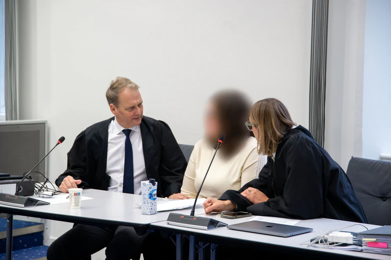 Sie habe keinen Grund gehabt, das Kind zu schütteln, erklärte die 33 Jahre alte Angeklagte über ihre Verteidiger. — © Pia Bayer/dpa