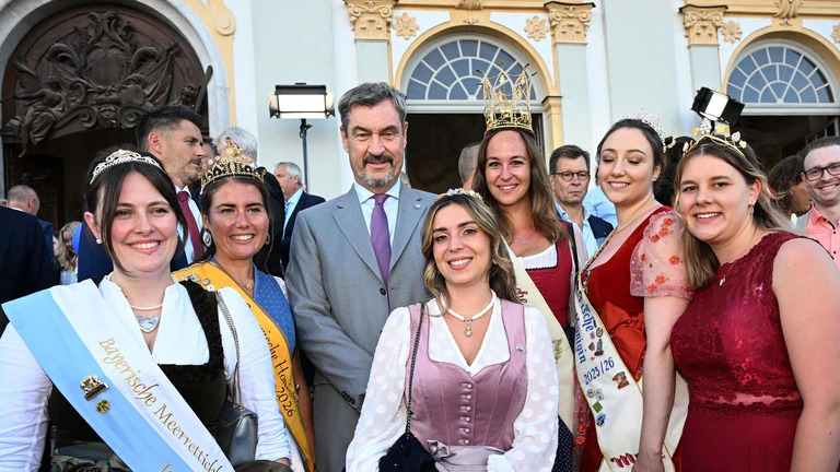 Auch Ministerpräsident Söder feierte mit. — © Felix Hörhager/dpa