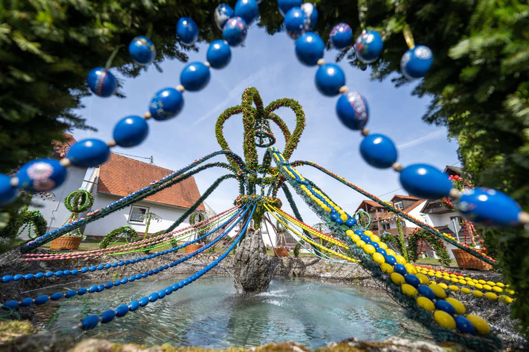 Festlich geschmückte Osterbrunnen sind in Franken derzeit zu bewundern. So wie hier in Bieberbach. — © Pia Bayer/dpa