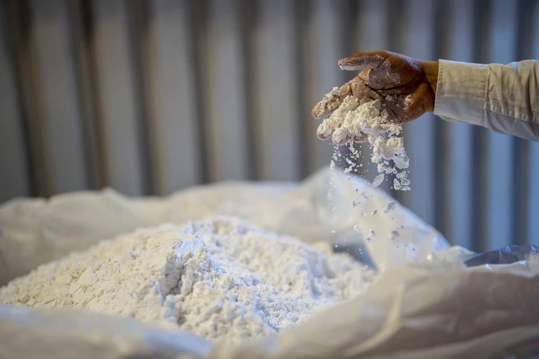 Lithium in einer chilenischen Verarbeitungsanlage. Dieser und viele andere Rohstoffe haben sich im ersten Quartal stark verteuert. (Symbolbild)   — © Rodrigo Abd/AP/dpa