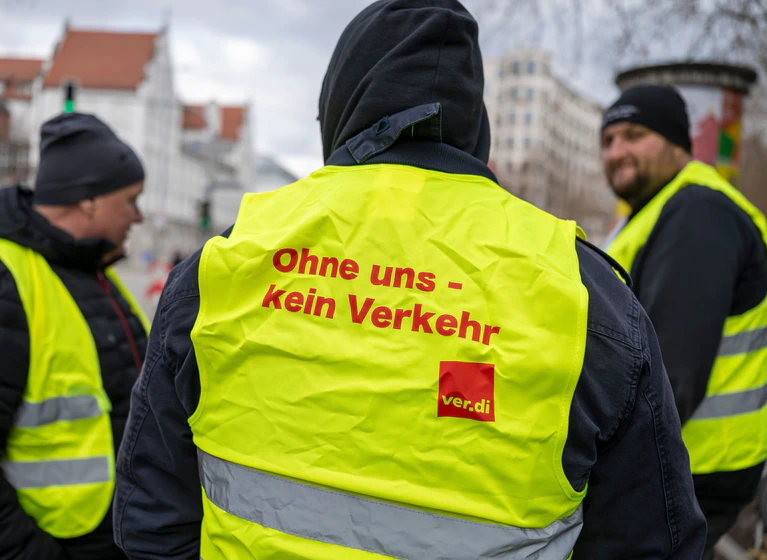 Der Tarifkonflikt im bayerischen Nahverkehr trifft nun Augsburg und Regensburg. (Archivbild) — © Peter Kneffel/dpa