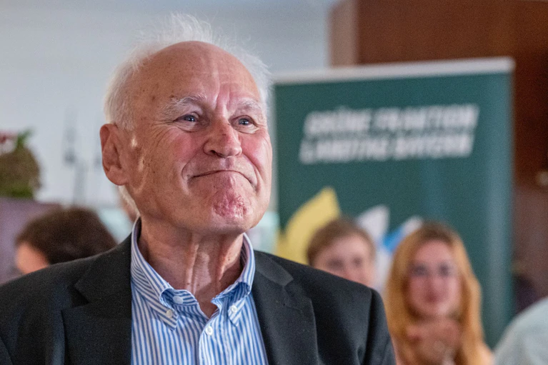 Der frühere CSU-Chef Erwin Huber hatte zuletzt gewisse Sympathien für grüne Politik-Ideen erkennen lassen - nun kritisiert er offen das Vorgehen des aktuellen Parteichefs Markus Söder. (Archivbild) — © Armin Weigel/dpa