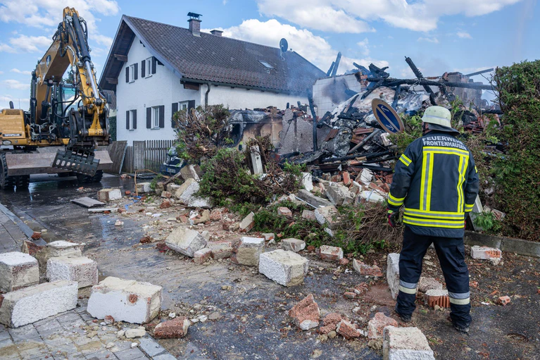Einsatzkräfte fanden einen toten Menschen in dem Wohnhaus.  — © Armin Weigel/dpa