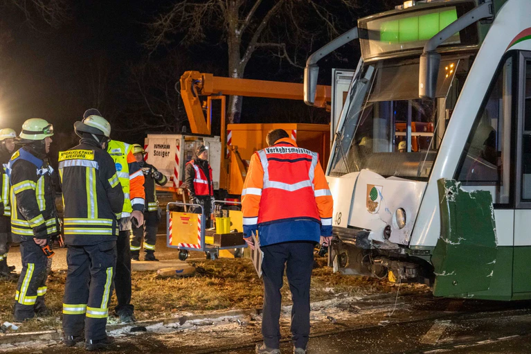 Mehrere Einsatzkräfte waren vor Ort. — © Stefan Puchner/dpa