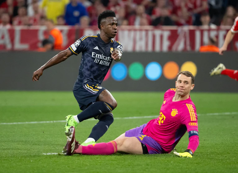 Brisantes Wiedersehen: Real-Star Vinícius Júnior und Bayern-Torwart Manuel Neuer. (Archivbild) — © Sven Hoppe/dpa